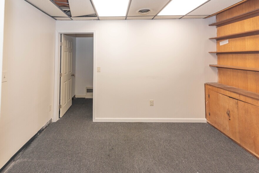 More Photos Of 5900 York Rd, Baltimore Storefront Retail Office For Sale