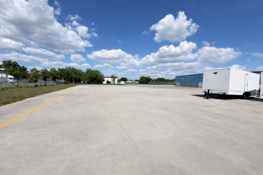 More Photos Of 1922 Tampa East Blvd, Tampa Warehouse For Lease