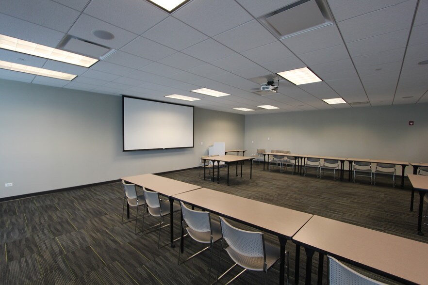 More Photos Of 3000 Lakeside Dr, Bannockburn Office For Lease