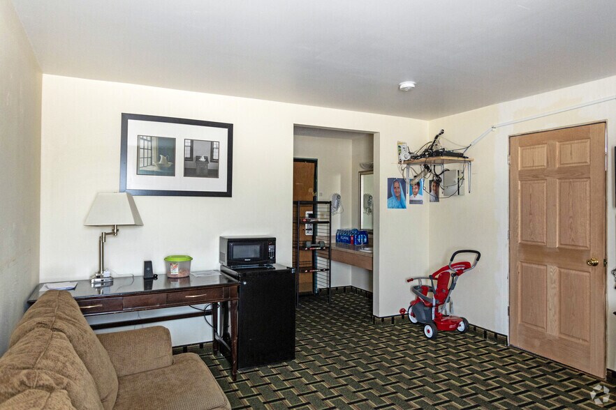 More Photos Of 5100 Hickory Point Frontage Rd, Decatur Hotel For Sale