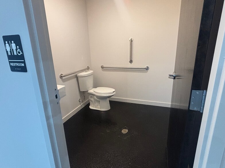 More Photos Of 136 Shivel Dr, Hendersonville Flex For Lease