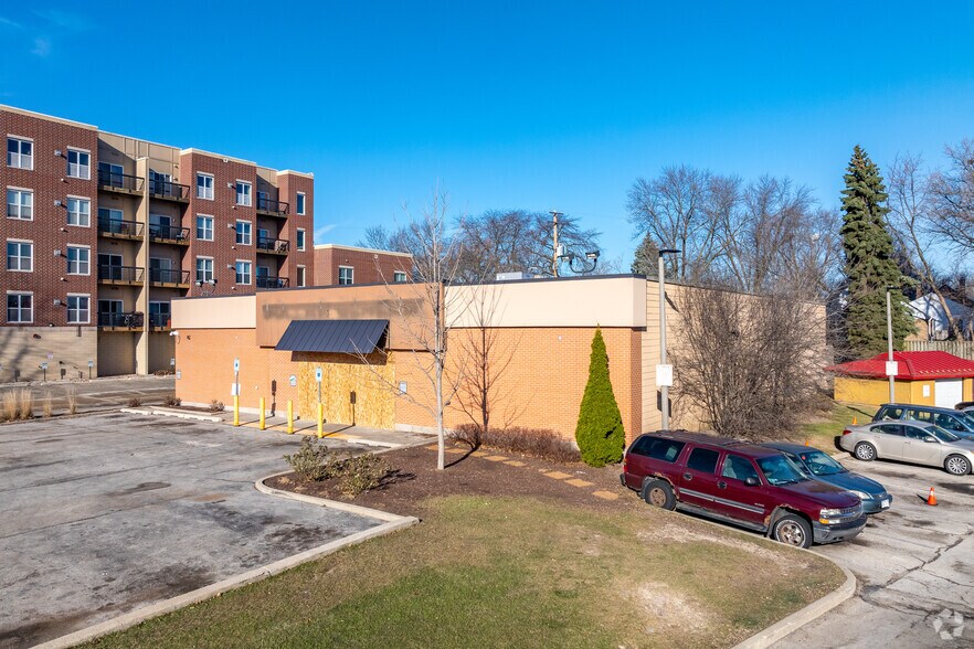 More Photos Of 1300 E Locust St, Milwaukee Convenience Store For Lease