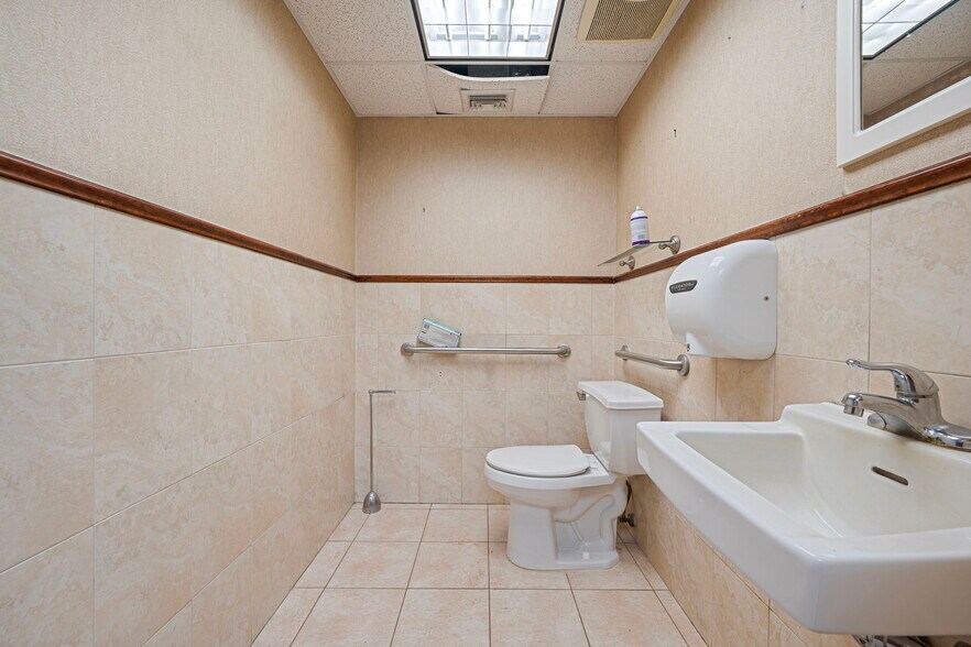 More Photos Of 73 W Merrick Rd, Valley Stream Veterinarian Kennel For Sale