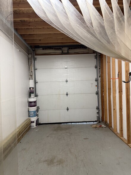 More Photos Of 126 S Turnpike Rd, Wallingford Warehouse For Lease