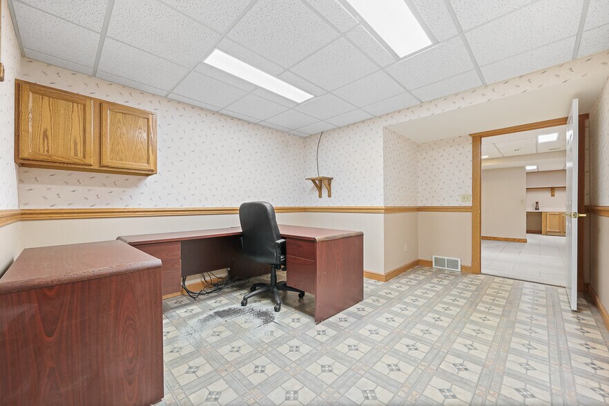 More Photos Of 8050 Corporate Cir, North Royalton Office For Lease