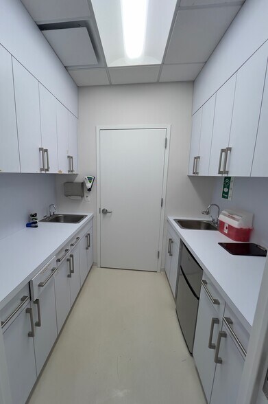 More Photos Of 185-205 Froehlich Farm Blvd, Woodbury Medical For Lease
