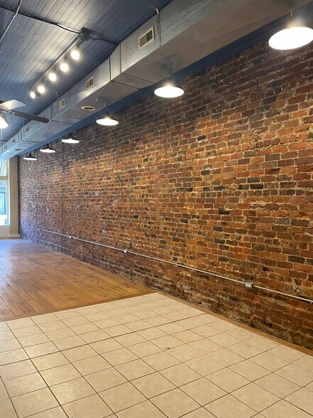 More Photos Of 304 Virginia Ave, Clarksville General Retail For Lease