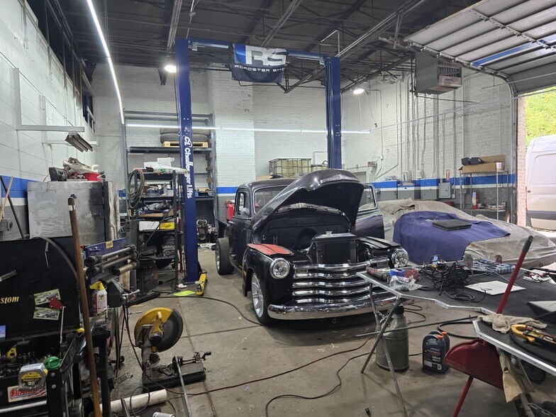 More Photos Of 7525 N Wolcott Ave, Chicago General Retail For Sale