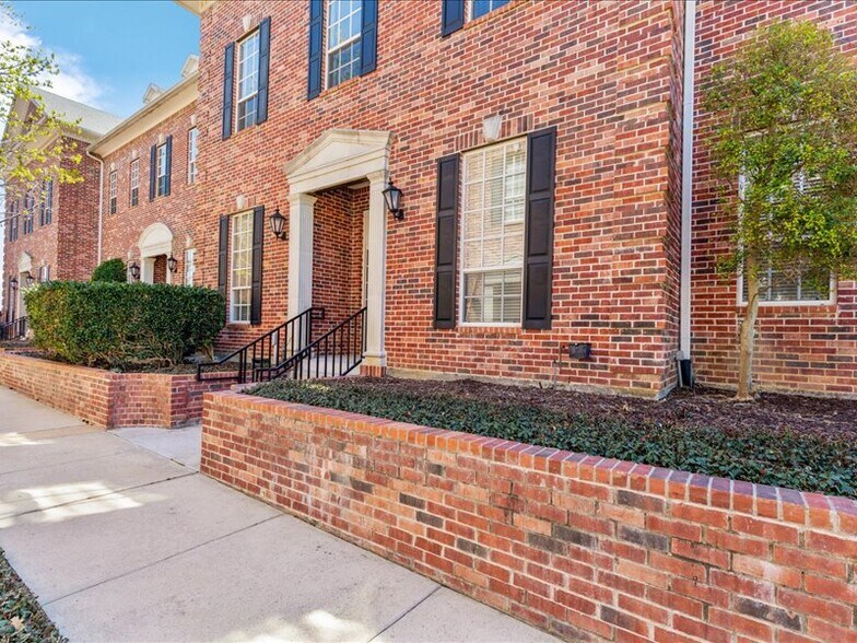 More Photos Of 1245 S Main St, Grapevine Unknown For Lease