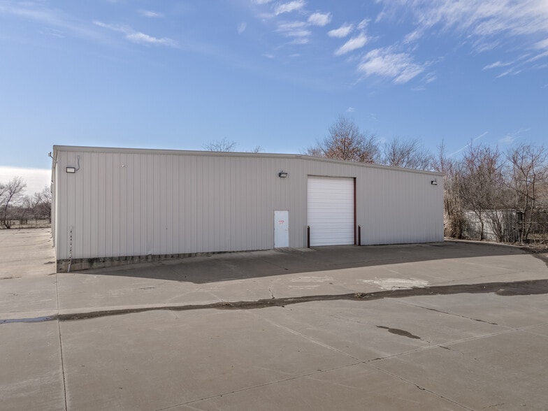More Photos Of 8920 E Admiral Pl, Tulsa Freestanding For Lease