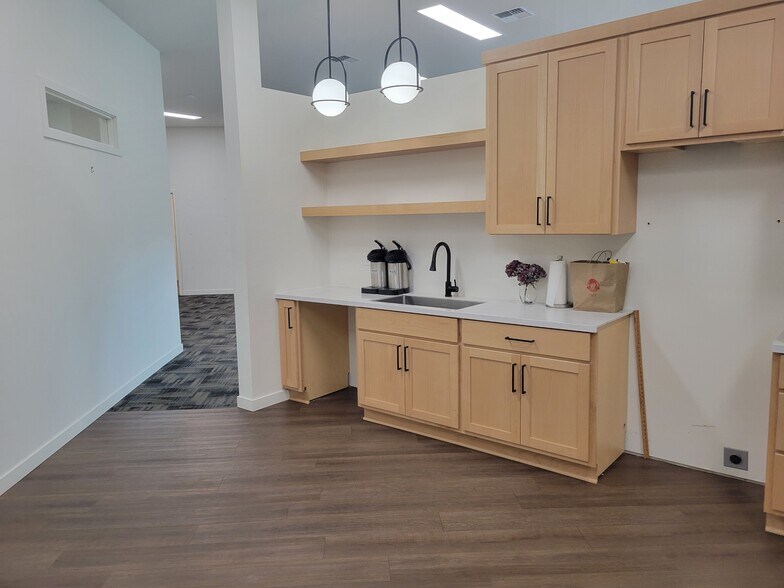 More Photos Of 711 Vandercook Way, Longview Storefront For Lease