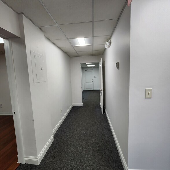 More Photos Of 460 W 84th St, Hialeah Showroom For Lease