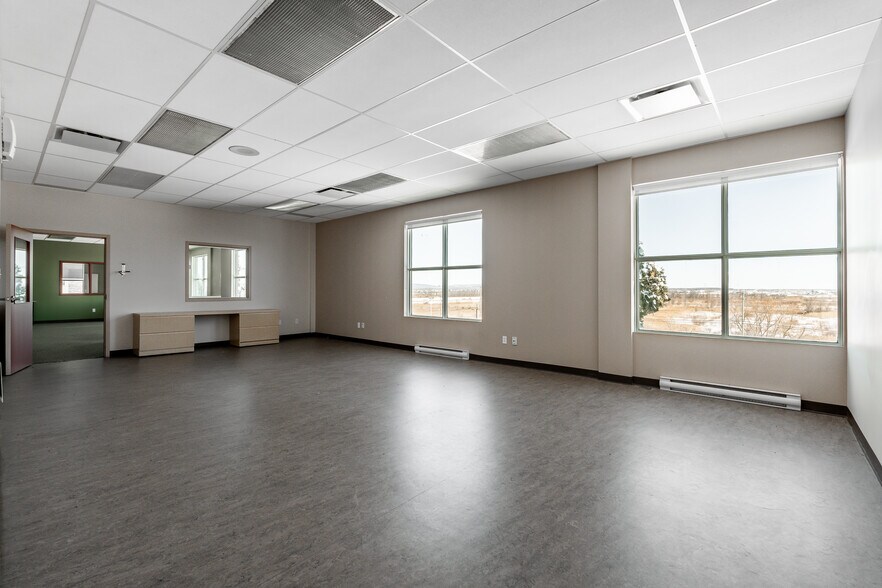 More Photos Of 500 Montée Labossière, Vaudreuil-dorion Service For Lease