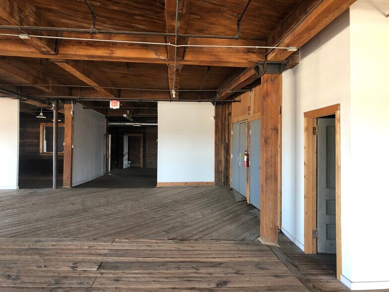 More Photos Of 1427 W 9th St, Kansas City Office For Lease