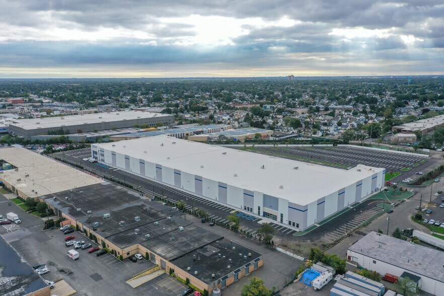 More Photos Of 125 New South Rd, Hicksville Warehouse For Lease