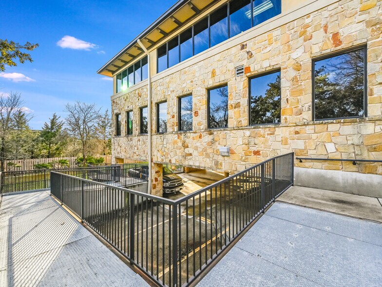 More Photos Of 3 Lakeway Centre Ct, Austin Medical For Lease