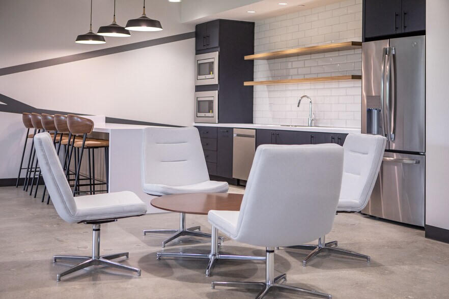 More Photos Of 2 Ravinia Dr, Atlanta Office For Lease