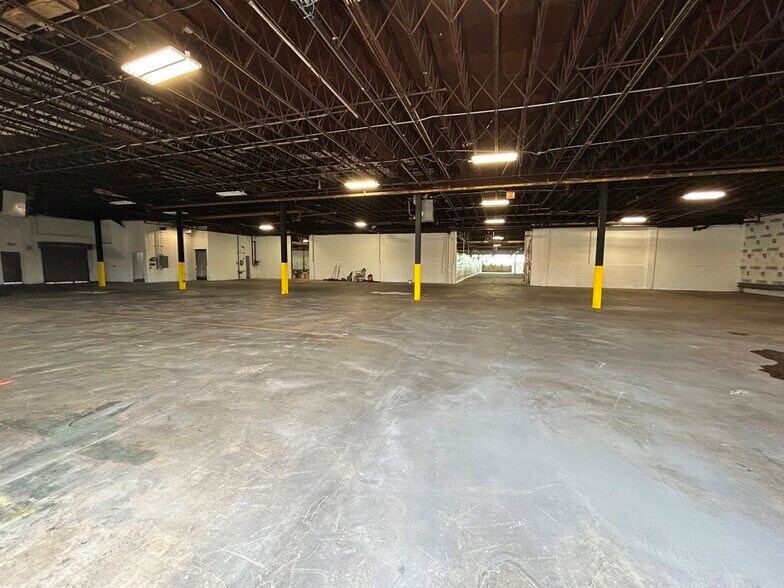 More Photos Of 2950 N Western Ave, Chicago Manufacturing For Lease