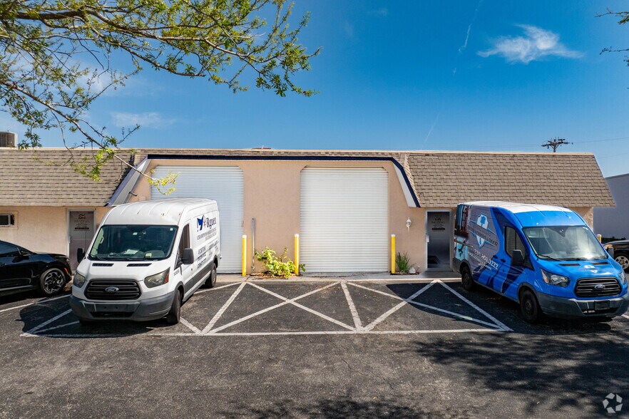 More Photos Of 1013-1017 SE 12th Ave, Cape Coral Industrial For Lease