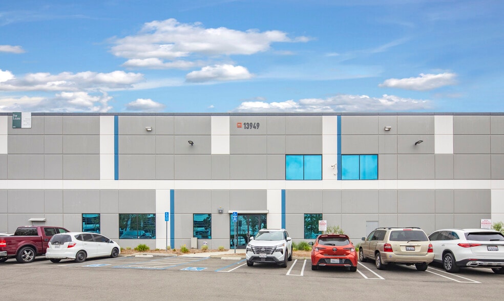 More Photos Of 13943 Balboa Blvd, Sylmar Warehouse For Lease