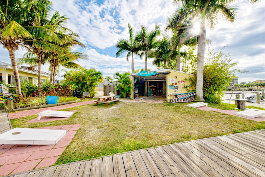 More Photos Of 400-408 W Cocoa Beach Cswy, Cocoa Beach General Retail For Sale