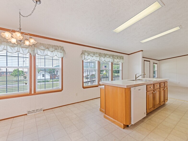 More Photos Of 25 Lester Ln, Waynesville Flex For Sale