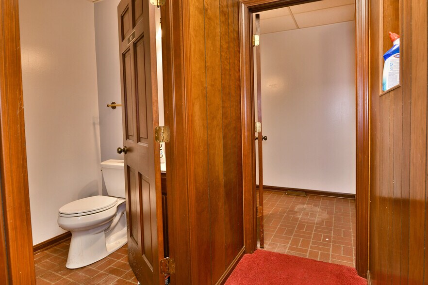 More Photos Of 696 Valley View Dr, Brookfield Office For Sale