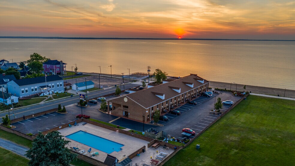 More Photos Of 30 Colonial Ave, Colonial Beach Hotel For Sale