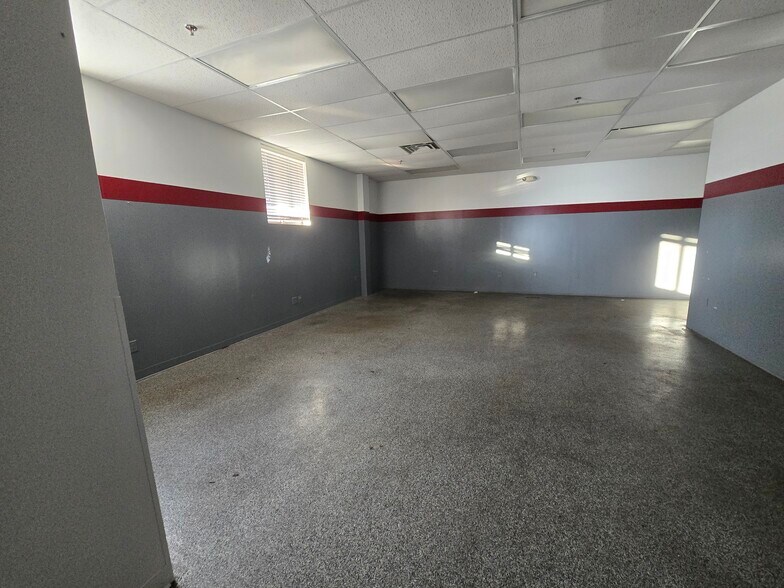 More Photos Of 401 E 5th St, Pinconning Distribution For Sale