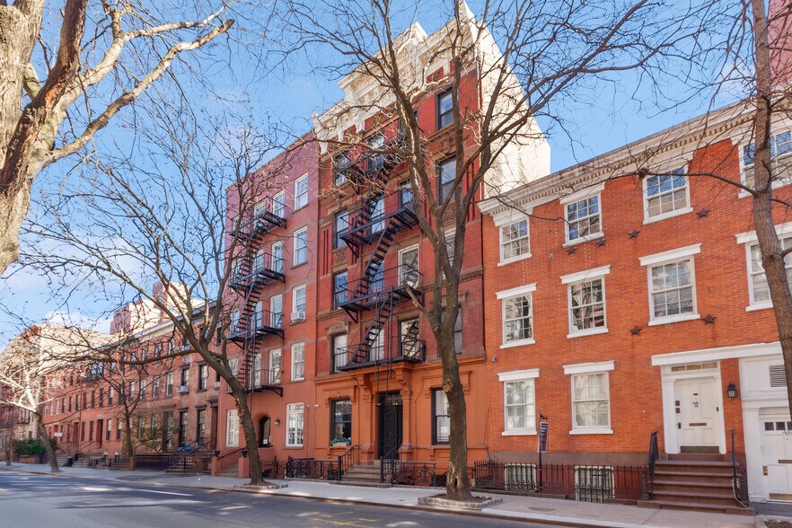 More Photos Of 44 Perry St, New York Apartments For Sale