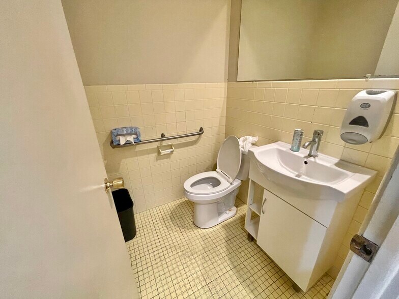 More Photos Of 120 16 1/2 St, Rock Island Office For Sale