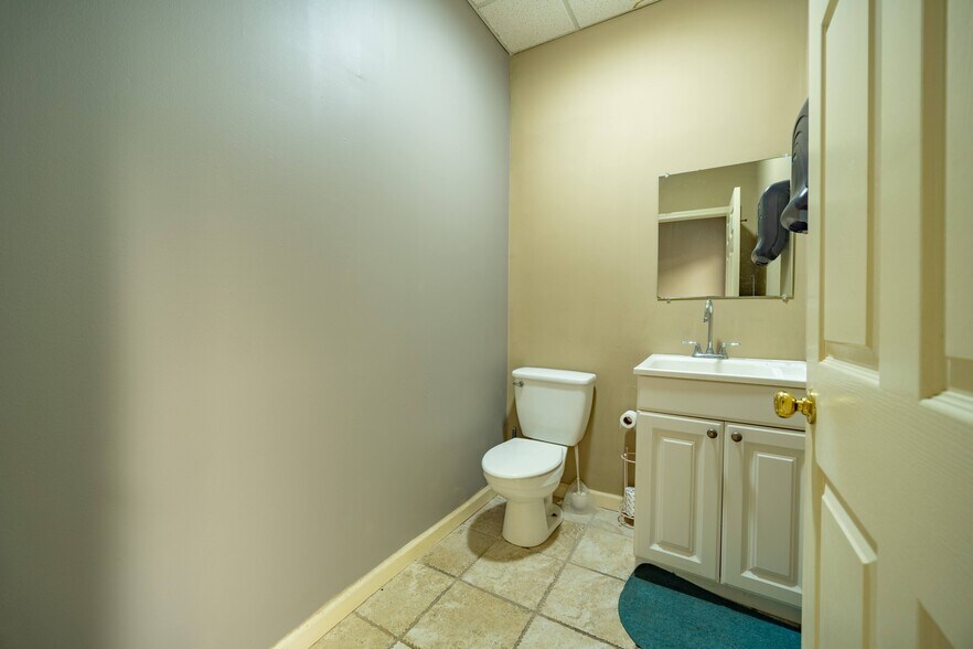 More Photos Of 555 Columbia Dr, Carrollton Office For Lease
