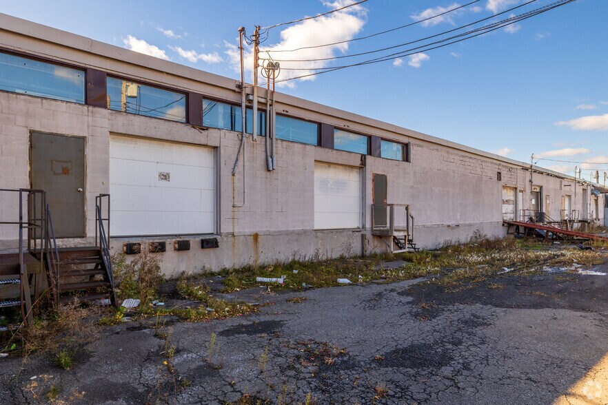 More Photos Of 2082-2106 Chartier, Dorval Industrial For Sale