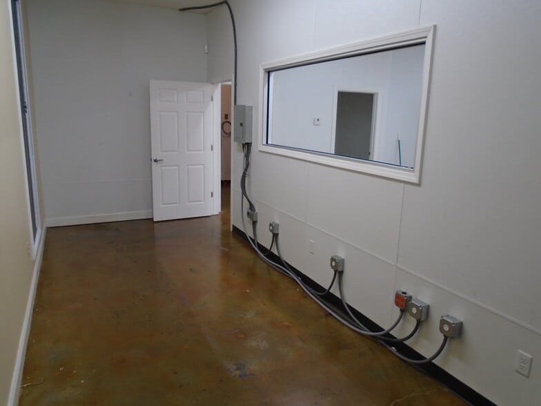 More Photos Of 2176 N Fox Hollow Dr, Nixa Warehouse For Lease