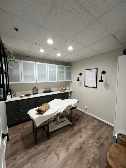 More Photos Of 263 N York Rd, Elmhurst Medical For Lease