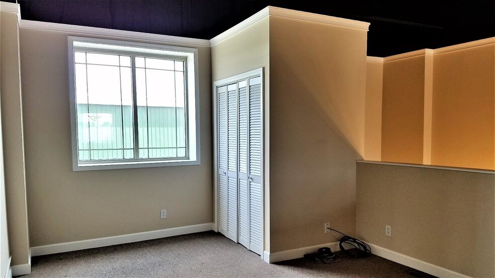 More Photos Of 900 Parker Pl, Schererville Office For Sale