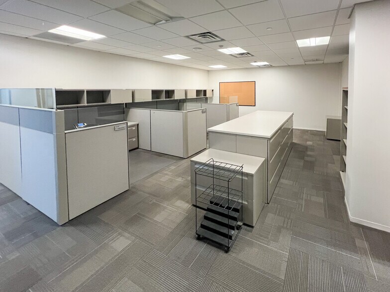 More Photos Of 303 Veterans Airpark Ln, Midland Office For Lease