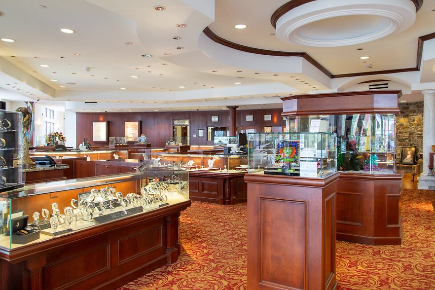 More Photos Of 700 E Main St, Anoka Freestanding For Lease