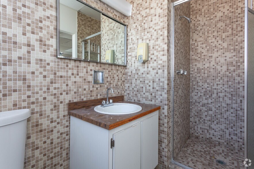 More Photos Of 170 Allen Blvd, Farmingdale Warehouse For Lease