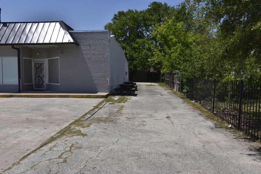 More Photos Of 550 FM 1959 Rd, Houston General Retail For Sale