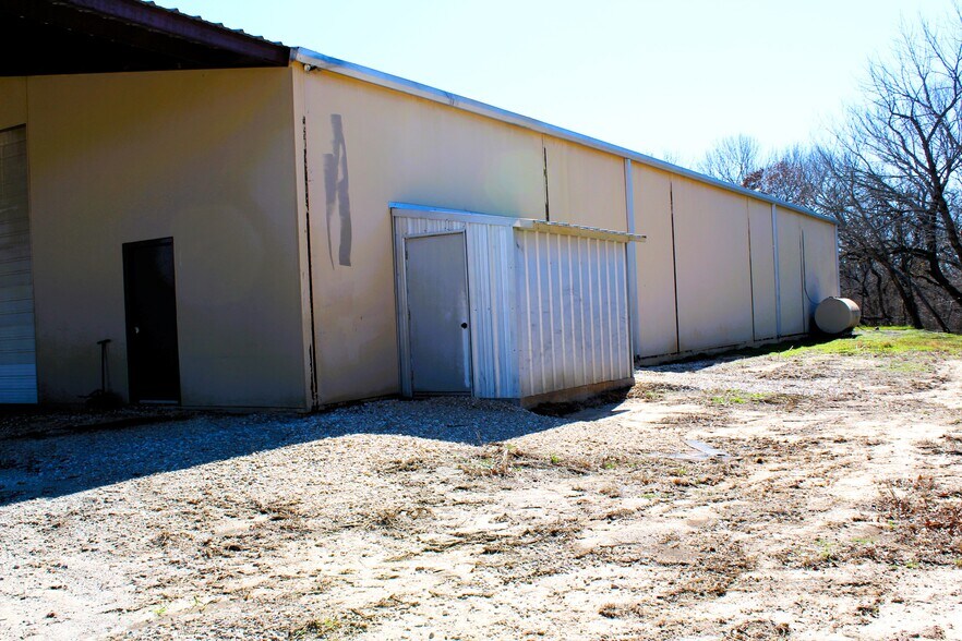 More Photos Of 1810 Barnett Dr, Weatherford Warehouse For Lease