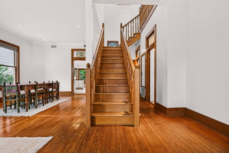 More Photos Of 812 W 10th St, Austin Office For Sale