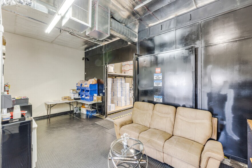 More Photos Of 3210 N San Fernando Blvd, Burbank Warehouse For Sale