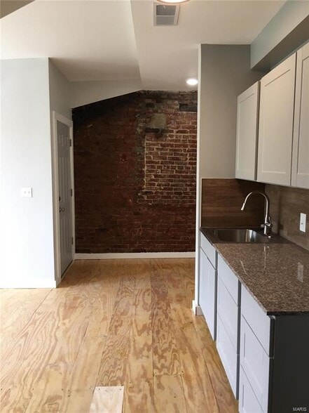 More Photos Of 7714-7718 S Broadway, Saint Louis Coworking Space