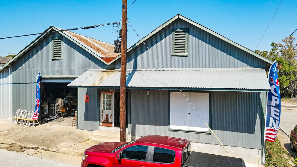 More Photos Of 200 W First St, Brenham Warehouse For Sale
