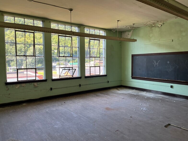 More Photos Of 8902 MacCorkle Ave, Marmet Office For Lease