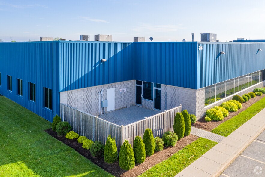 More Photos Of 216 Bathurst Dr, Waterloo Flex For Lease