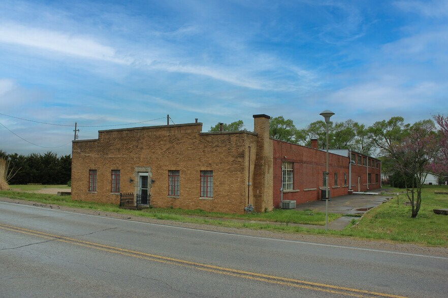More Photos Of 204 Lecompton Rd, Perry Manufacturing For Lease