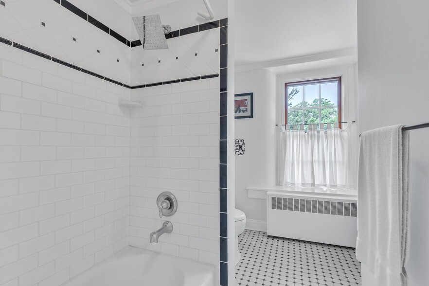 More Photos Of 277 W Baltimore Pike, Media Office For Sale