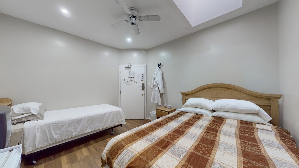 More Photos Of 137 Jarvis St, Toronto Hotel For Sale